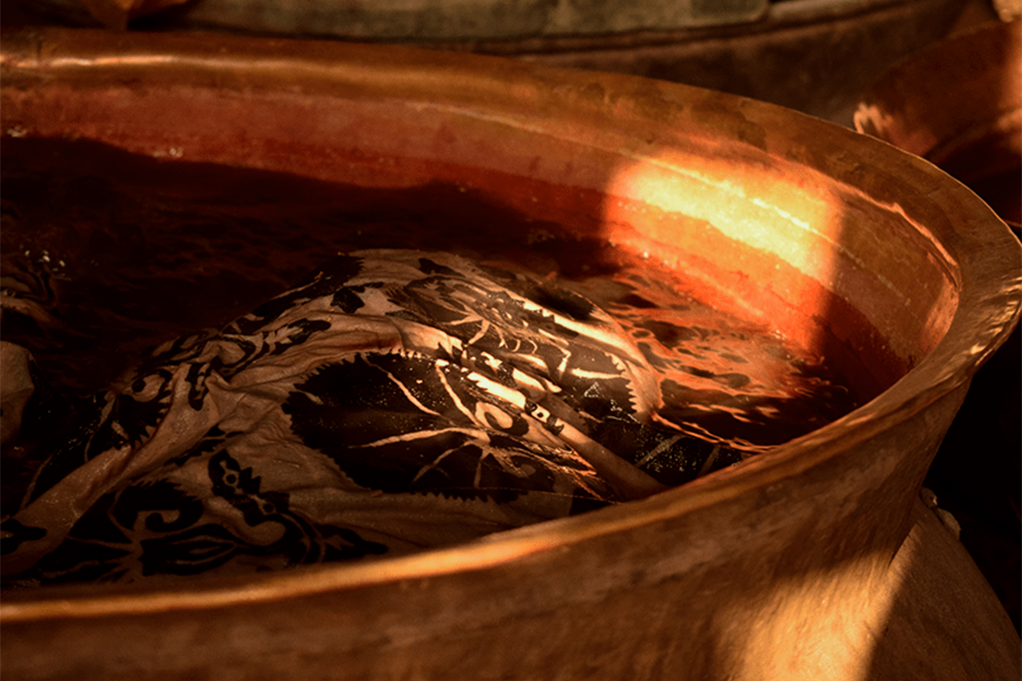 Sawdust helps hold the mud resist in place before dyeing.